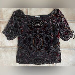 Alice and Olivia Women's Alecia Off Shoulder Top Baroque Burnout Paisley; size M